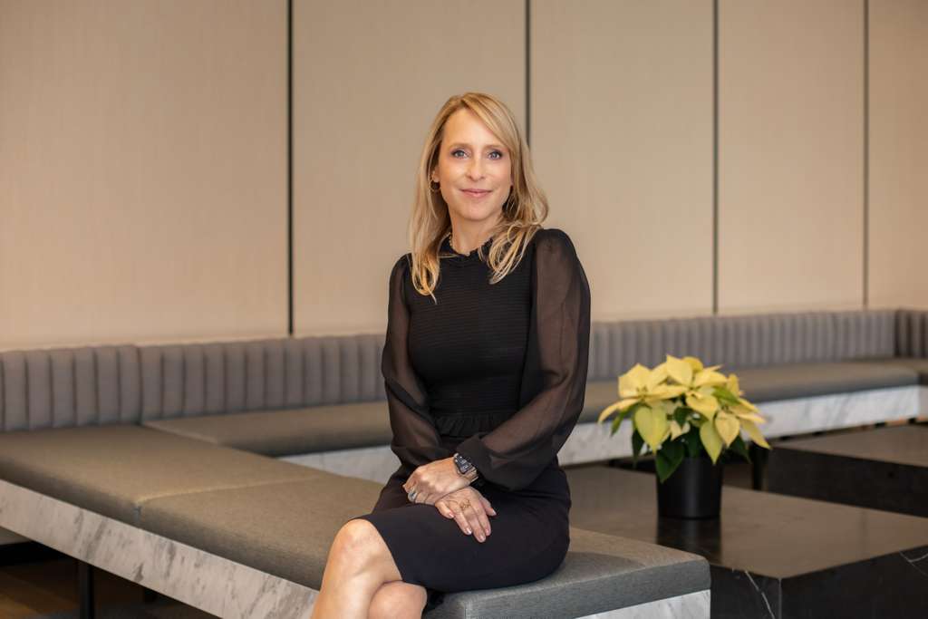 Leslie R. Glazier 1 Glazier, L